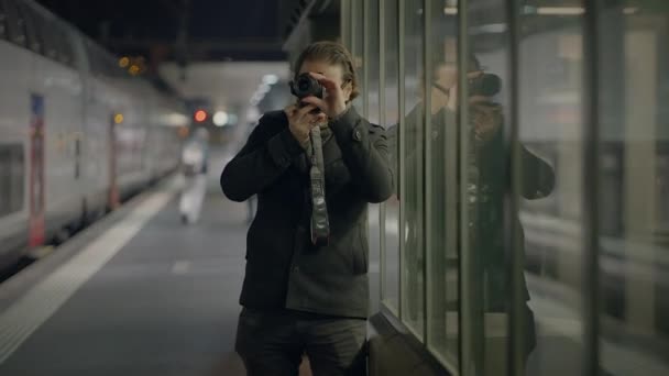 Elegante fotógrafo callejero con gafas que captura imágenes de personas que viajan - Imágenes, Vídeo