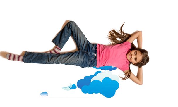 Foto isolada de menina bonito sonhando e deitado em nuvens desenhadas
 - Foto, Imagem