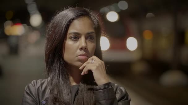 A gondolkodó női személy fejlövése Gondolatokra várva a vasútállomáson  - Felvétel, videó