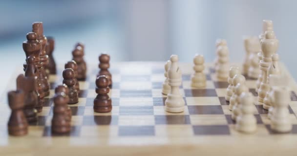 Ihmiset, kädet ja shakki Timelapse aloittaa pelin tai liikkuvat kappaletta pöydälle kotona. lähikuva ihmisistä, jotka pelaavat strategista ottelua, nopeushaastetta tai aloittavat urheilukilpailun shakkilaudalla. - Materiaali, video