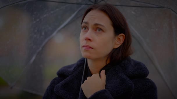 Nachdenkliche junge Frau denkt über trauriges Leben mit negativen Gedanken nach - Filmmaterial, Video