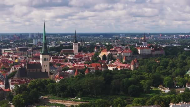 Letecký panoramatický výhled na historické turistické památky v malebném starém městě. Město se spoustou zelené vegetace. Tallinn, Estonsko. - Záběry, video