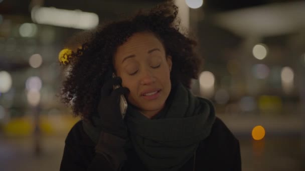 Femme stressée parlant inquiet sur Smartphone dans la ville la nuit - Séquence, vidéo