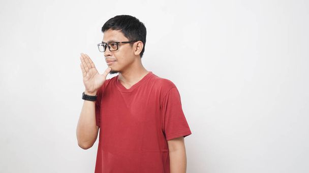 Der Asiate bedient sich der Zeichensprache mit der Hand vor weißem Hintergrund. Zeichensprache von Hand lernen. ASL Amerikanische Gebärdensprache - Foto, Bild