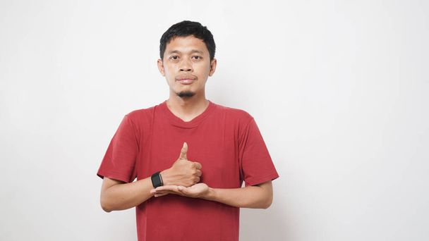 L'uomo asiatico sta usando il linguaggio dei segni con la mano sullo sfondo bianco. imparare la lingua dei segni a mano. ASL Lingua dei segni americana - Foto, immagini
