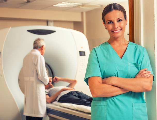 Щаслива жінка-лікар запевняє про проходження медичного сканування
 - Фото, зображення