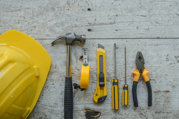 assortiment d'outils à main bien utilisés étalés sur une surface en bois usée, indiquant un espace de travail ou un établi. - Photo, image