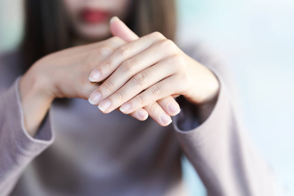 Close-up das mãos e unhas da mulher. Conceito de cuidados de saúde nas unhas. - Foto, Imagem