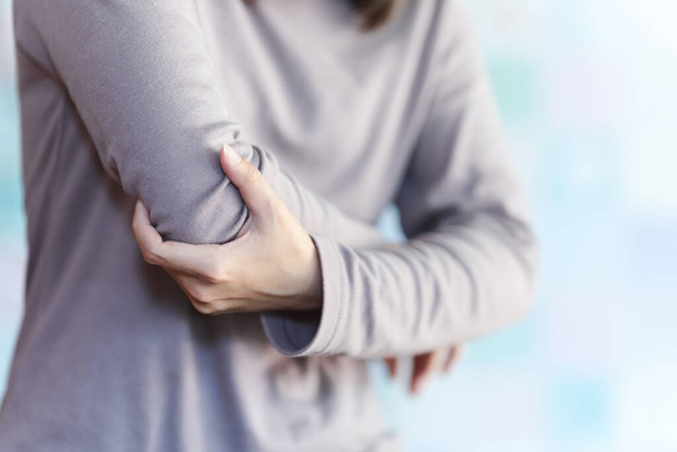 Mulheres asiáticas têm dor no braço e no cotovelo devido a lesão muscular ou osteoartrite. - Foto, Imagem