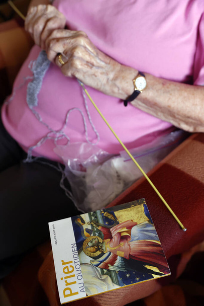 Vezető nő a nyugdíjas otthon. - Fotó, kép