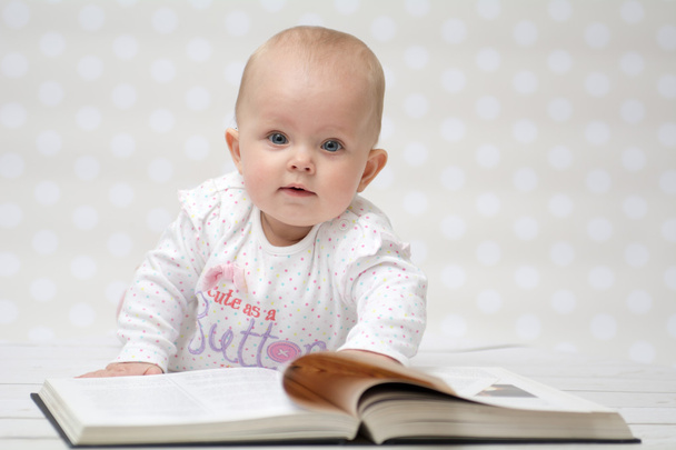 bebê com o livro
 - Foto, Imagem