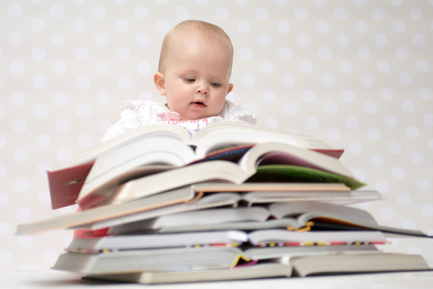 Bébé avec pile de livres
 - Photo, image