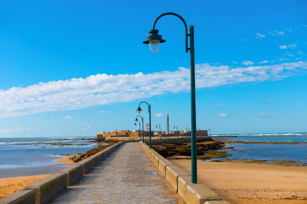 Lamppost na pláži v Cádizu v Andalusii. Castillo de San Sebastian v Cádizu Španělsko - Fotografie, Obrázek