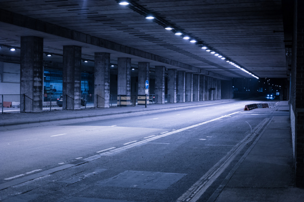 Geceleri aydınlatılan kapalı sokak - Fotoğraf, Görsel