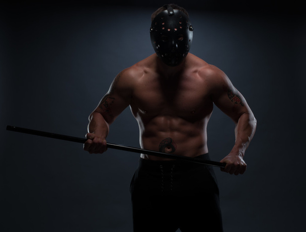 Silhouette athletischer Mann mit Helm, der eine Stange hält - Foto, Bild