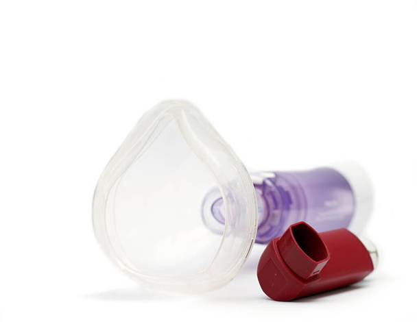 Asztma inhalátor patronnal légzőszervi betegségek kezelésére fehér alapon - Fotó, kép