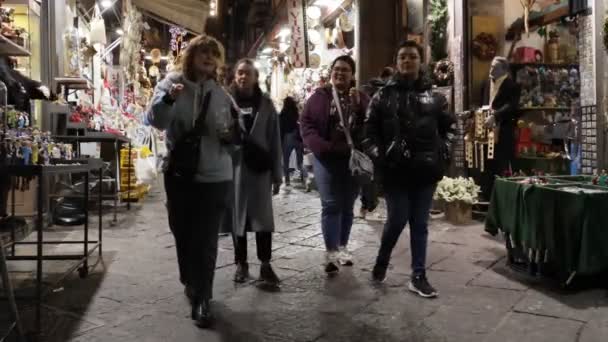 Νάπολη, Ιταλία - 21 Δεκεμβρίου 2023: San Gregorio Armeno, διάσημο δρόμο στο ιστορικό κέντρο, όπου υπάρχουν τεχνίτες που κάνουν σκηνές της γέννησης με το χέρι για να γιορτάσουν τα Χριστούγεννα σύμφωνα με την παράδοση. - Πλάνα, βίντεο