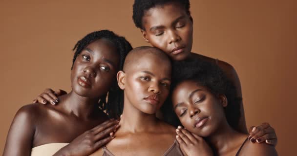 Skincare, bellezza e viso di donne nere in studio con rutina luminosa, naturale e facciale. Salute, cosmetica e ritratto di amiche africane con trattamento dermatologico su sfondo marrone - Filmati, video