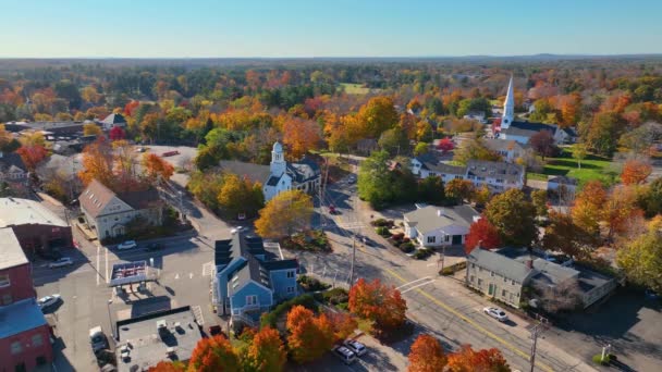 Vista aérea del centro histórico de la aldea de York en otoño, incluyendo la Primera Iglesia Congregacional Parroquial, la Iglesia Metodista Vieja y el Ayuntamiento en York Street en la ciudad de York, Maine ME, EE.UU..  - Imágenes, Vídeo