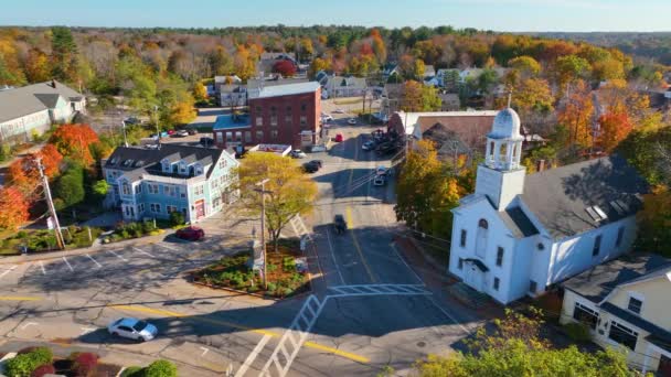 Vista aérea del centro histórico de la aldea de York en otoño, incluida la antigua iglesia metodista en la ciudad de York, Maine ME, EE.UU..  - Imágenes, Vídeo