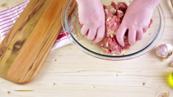 Mélange d'ingrédients pour boulettes de viande recette
 - Séquence, vidéo