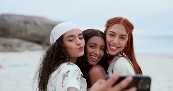 Dívka přátelé, pláž selfie a úsměv s objetím, smích a trucování rty pro příspěvek, web blog a dovolenou. Ženy, skupiny a generace z lidé s rozmanitostí, dovolená nebo smích s fotografií pro sociální média. - Záběry, video