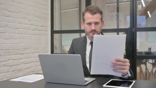 Moyen Age Homme d'affaires travaillant sur des documents et ordinateur portable - Séquence, vidéo