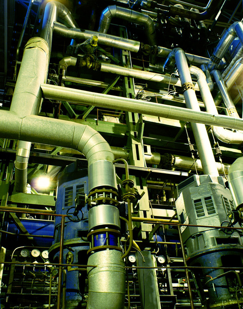 Tuyaux, tubes, pompes et turbines à vapeur dans une centrale électrique
 - Photo, image