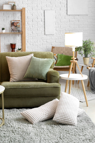 Interior de la sala de estar con lámpara brillante y sofá verde - Foto, imagen