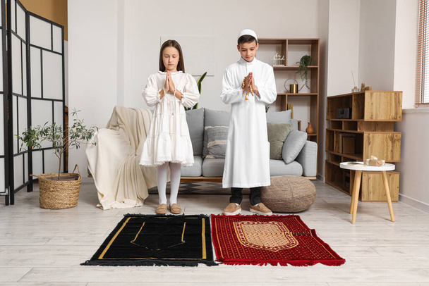 Little Muslim children praying at home - Foto, Imagen