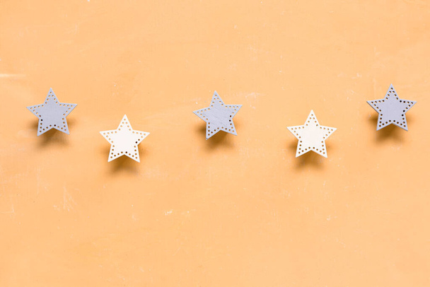 Βαθμολογία πέντε αστέρων σε κίτρινο φόντο. Έννοια εμπειρίας πελατών - Φωτογραφία, εικόνα