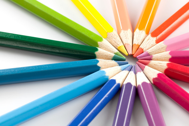 Кольорові олівці в розташуванні кольорів колірного колеса на білому тлі
 - Фото, зображення