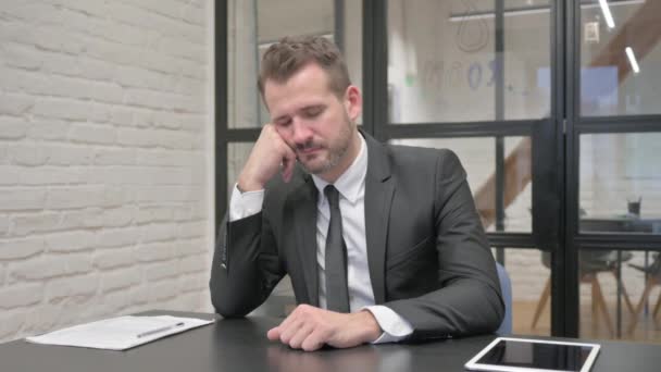 Fáradt középkorú üzletember Alvó - Felvétel, videó