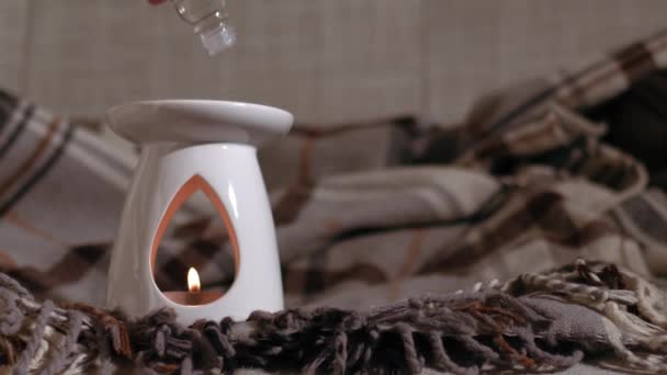 Vhození esenciálního oleje do hořáku s blikajícím médiem pro záběry svíček  - Záběry, video