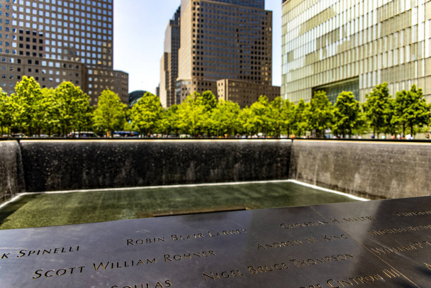 El mural del One World Trade Center, el edificio simbólico construido en el hueco de las torres gemelas de Nueva York en los EE.UU.. - Foto, imagen