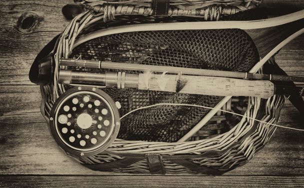 Proutěný košík naplněn starožitný pstruh rybářského vybavení - Fotografie, Obrázek