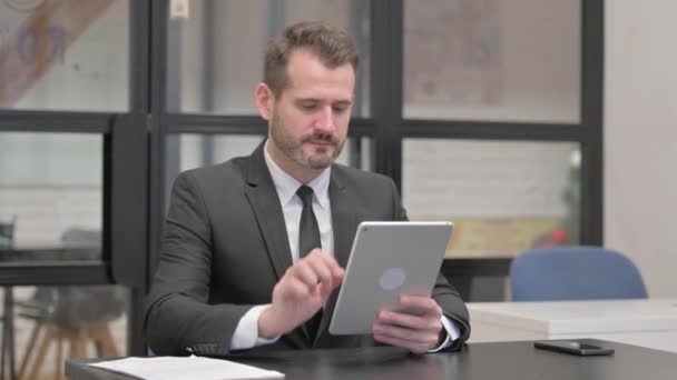 Empresário usando tablet digital, digitando e-mail - Filmagem, Vídeo