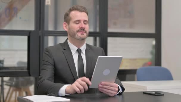 Geschäftsmann macht Video-Chat auf Tablet - Filmmaterial, Video