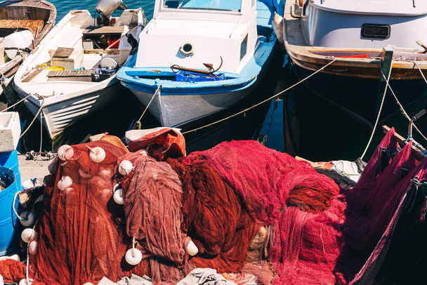 İstanbul 'daki iskelede eski balıkçı ağları. Büyük ölçekte balık yakalamak için aygıtlar. - Fotoğraf, Görsel