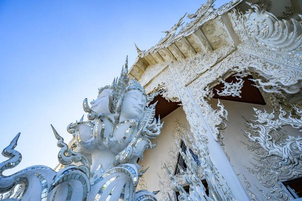 Kaunis valkoinen kirkko Rong Khun temppeli, Chiang Rai maakunnassa. - Valokuva, kuva