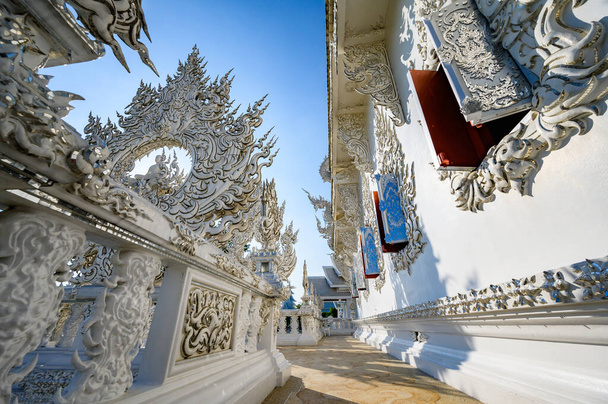 Коридор с украшением в тайском стиле в храме Ронг Кхун, провинция Чианг Рай. - Фото, изображение