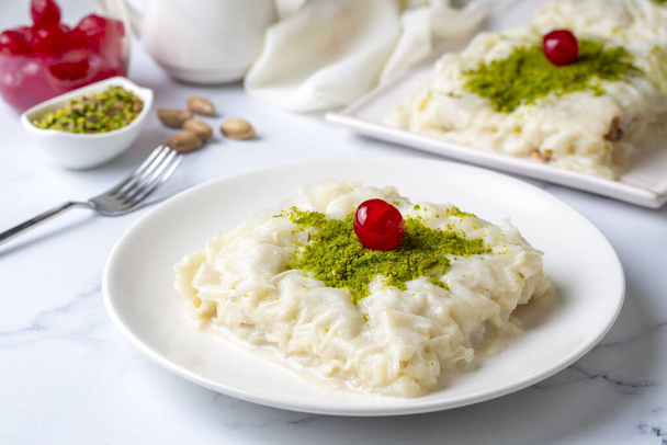 Ramadan tradizionale turco Dessert Gullac - Foto, immagini