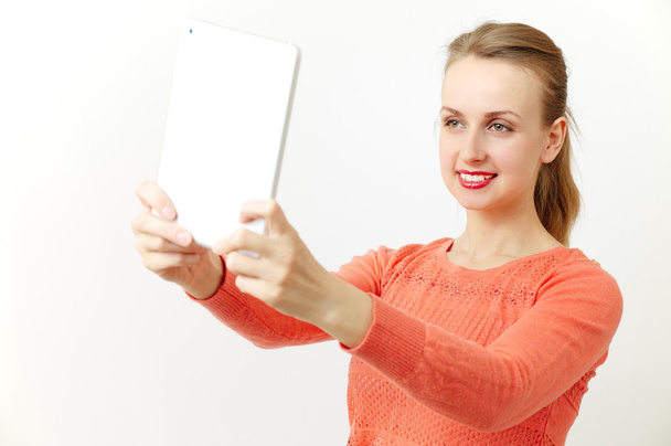 Vrouw selfie maken op Tablet PC - Foto, afbeelding