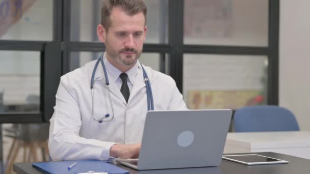 Médecin du Moyen Âge tapant sur ordinateur portable - Séquence, vidéo
