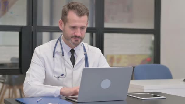 Μεσήλικας γιατρός κουνώντας το κεφάλι στην άρνηση στην εργασία - Πλάνα, βίντεο