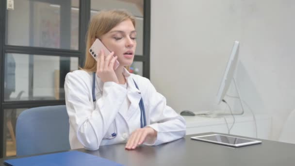 Жінка лікар розмовляє по телефону з пацієнтом
 - Кадри, відео