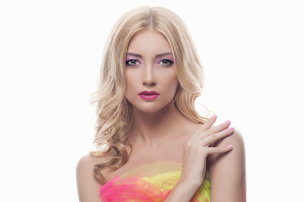 mladá krásná žena s barevný make-up - Fotografie, Obrázek