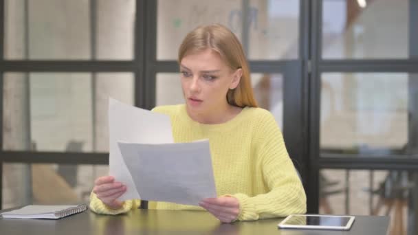 Casual mujer creativa se siente molesto mientras lee contrato - Imágenes, Vídeo