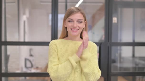 Πορτρέτο της ξανθιάς νεαρής γυναίκας παλαμάκια για την ομάδα - Πλάνα, βίντεο