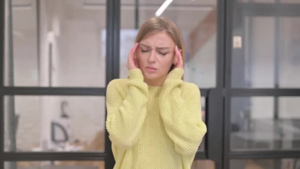 Porträt einer blonden jungen Frau mit Kopfschmerzen, Migräne - Filmmaterial, Video